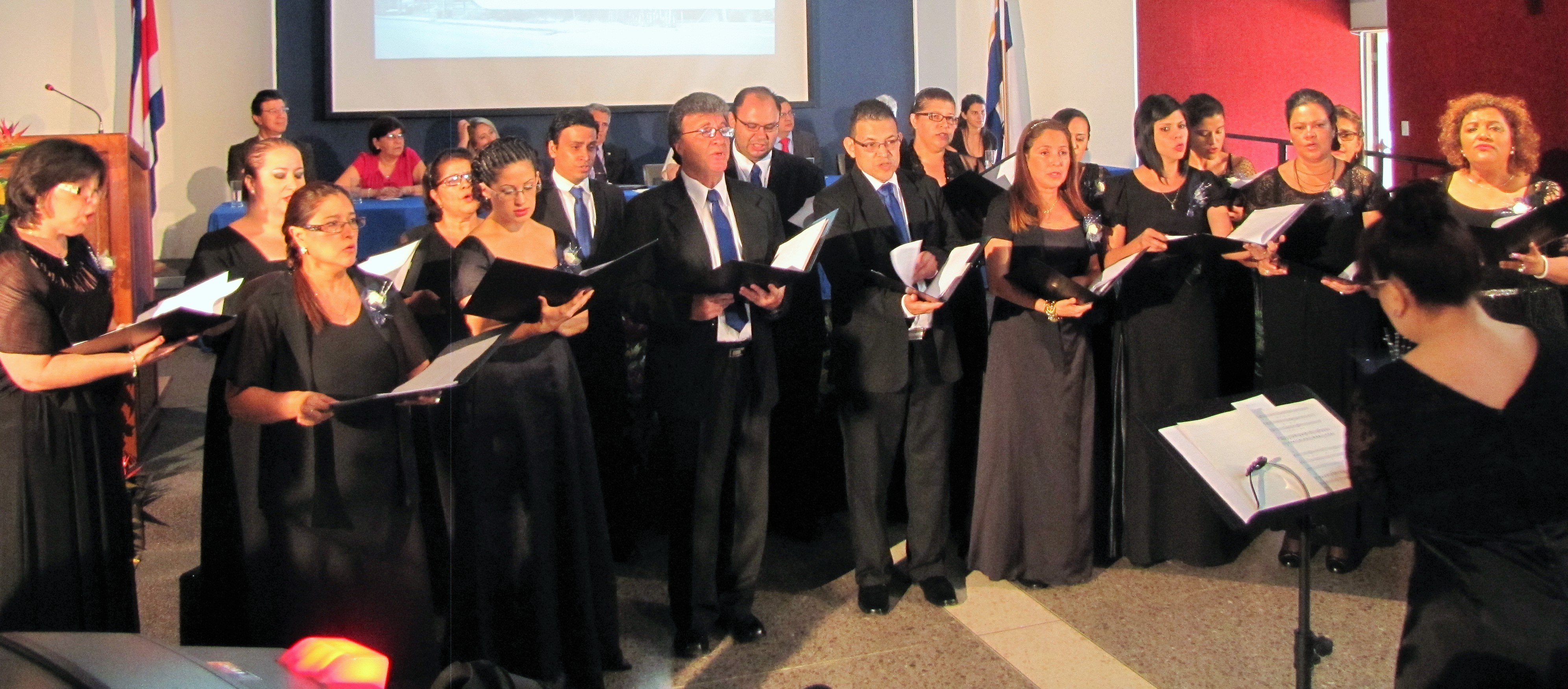 El coro de la Escuela de Ciencias de la Educaci&oacute;n deleit&oacute; a los presentes durante la actividad.