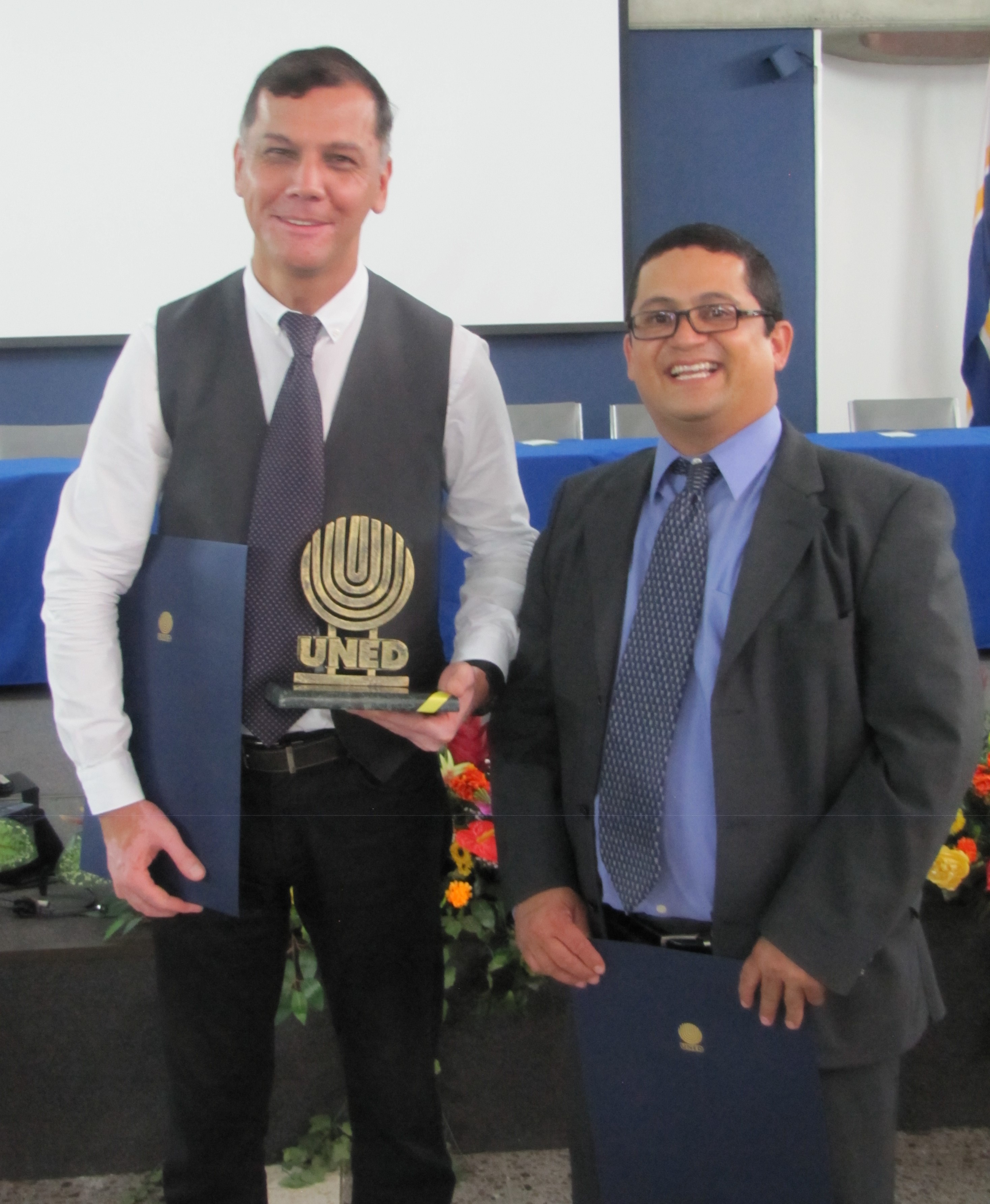 Rafael M&eacute;ndez (izquierda) y Wagner Pe&ntilde;a, los homenajeados del sector acad&eacute;mico.